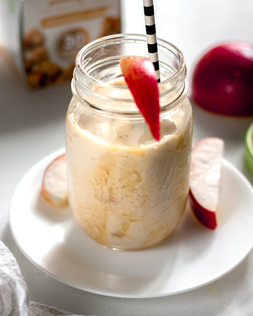 caramel apple smoothie in mason jar with apples